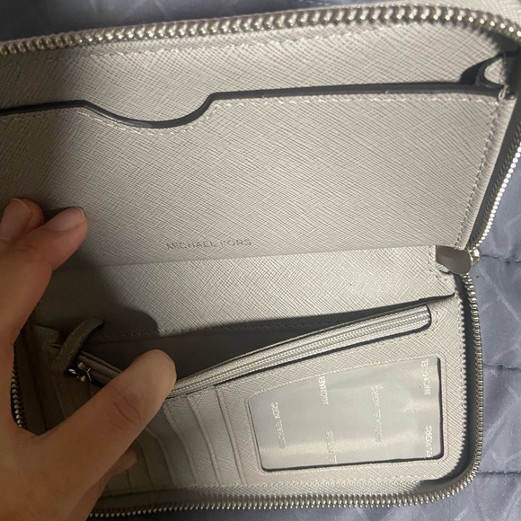 Michael kors wallet/wristlet - Picture 4 of 5